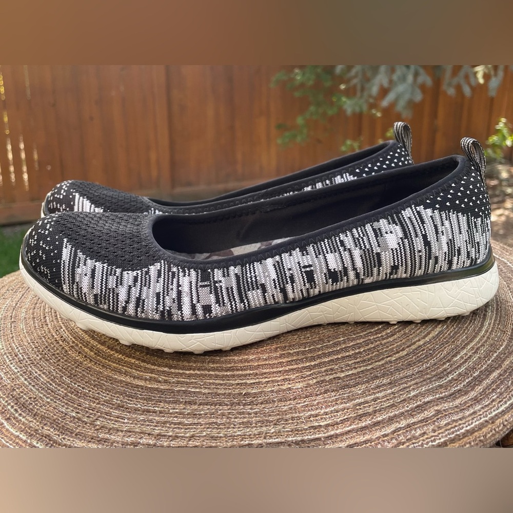 Skechers Womens 23324 Air Cooled Memory Foam Slip On Ballet Flats Size 8.5